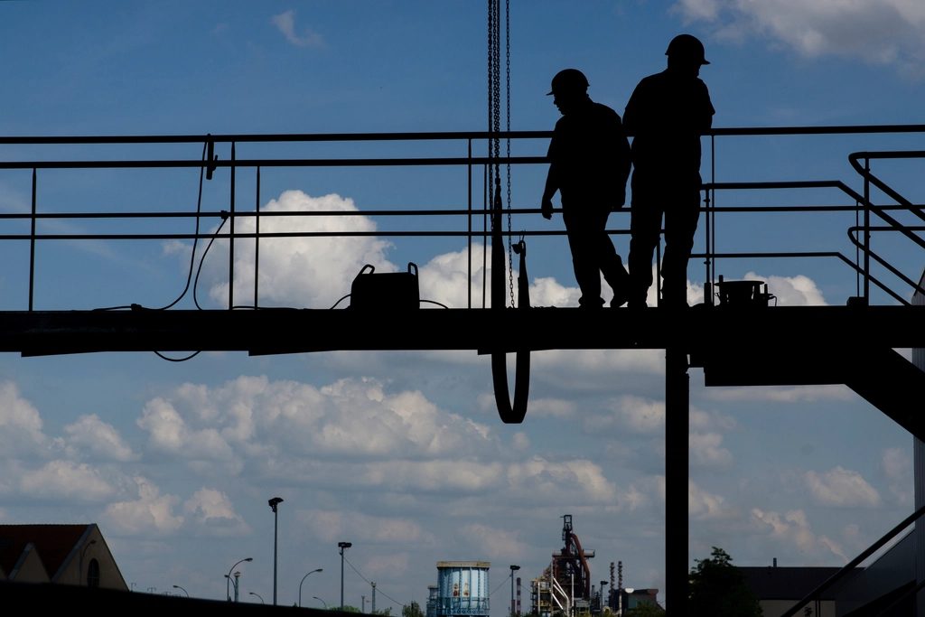 Ouvriers sur une structure métallique