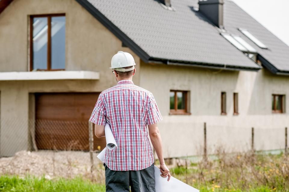 Maître d'œuvre devant une maison neuve